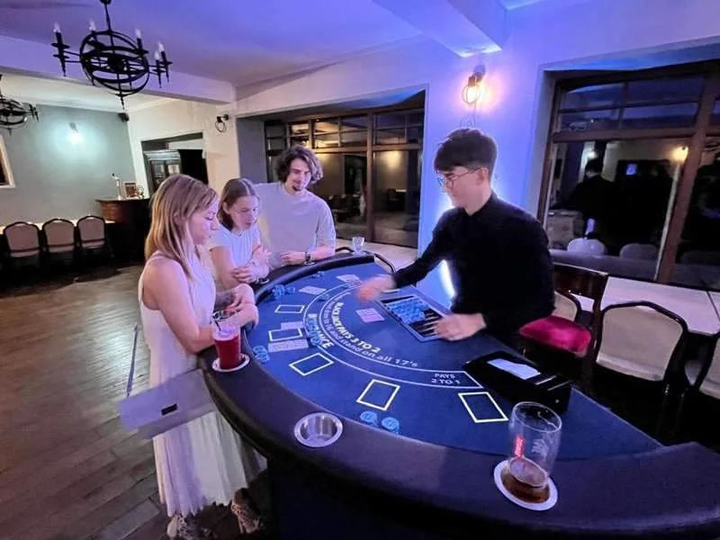 Goście przy stole do blackjacka