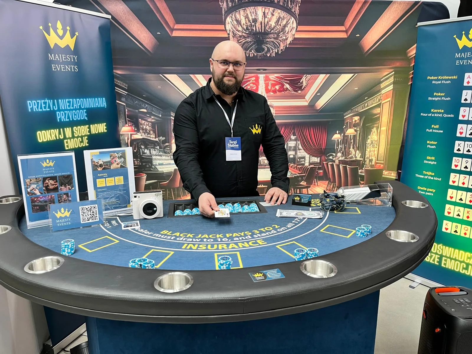 Martin Smyrek, krupier Majesty Events, przy firmowym stole do blackjacka